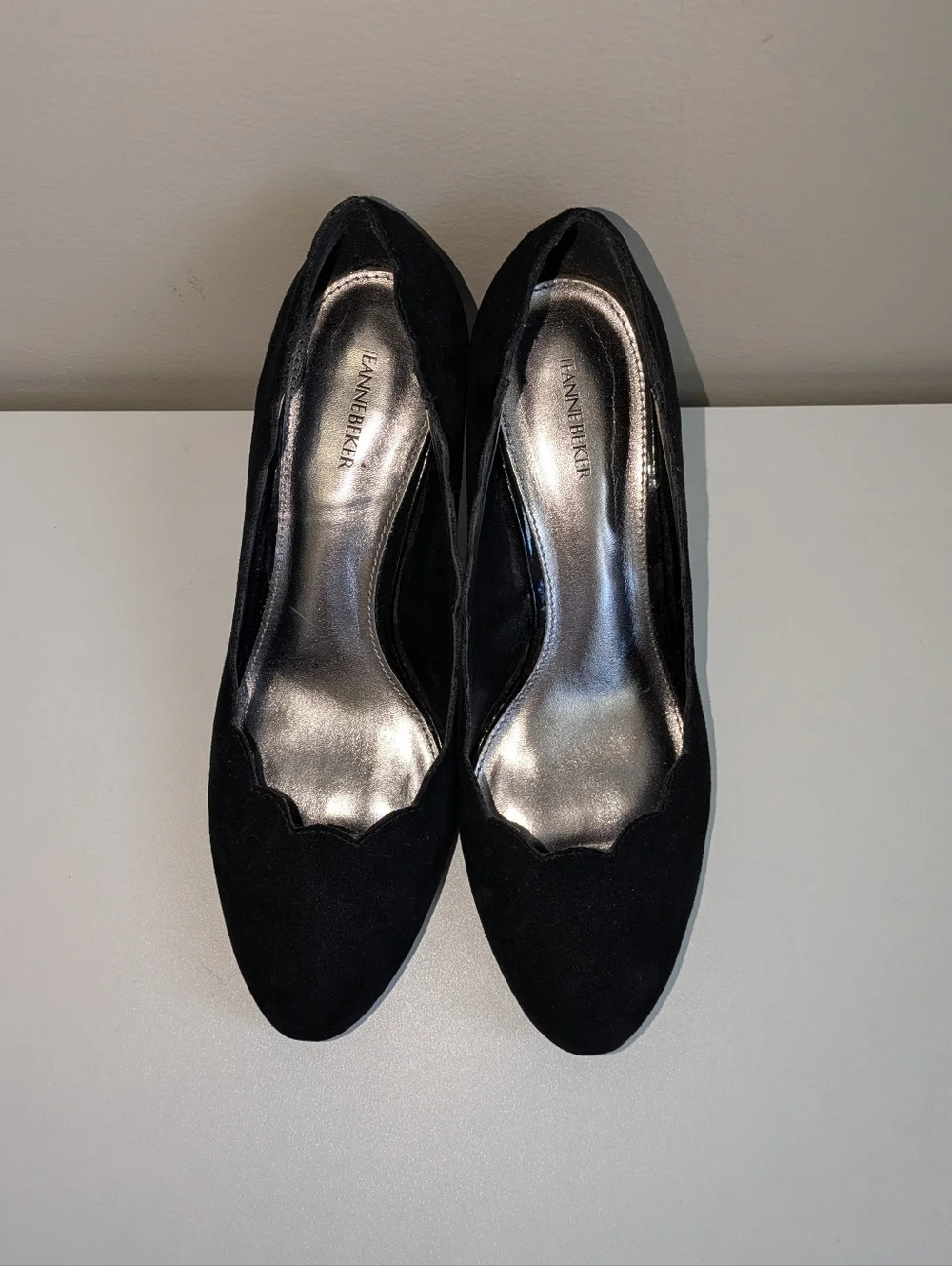 Jeanne Beker Black Scalloped Suede High Heels - Picture 4 of 11